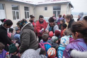 Tudor Lakatos deler ut julegaver til 320 elever på barne- og ungdomsskolen. 